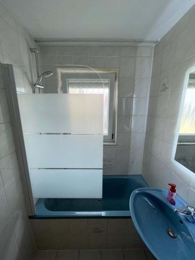 Sonnige 3 Zimmer Wohnung Mit Schoenem Balkon Im Gruenen Ройтлінген Екстер'єр фото